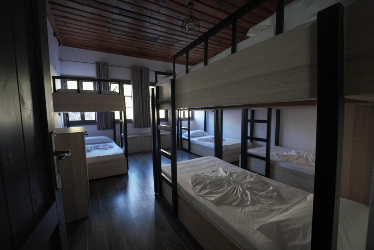Helin'S Hostel By Backpackers เบราท ภายนอก รูปภาพ