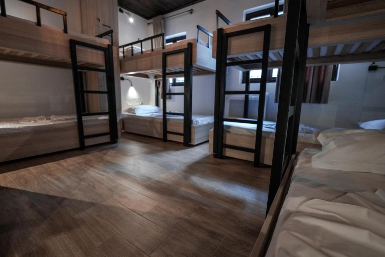 Helin'S Hostel By Backpackers เบราท ภายนอก รูปภาพ